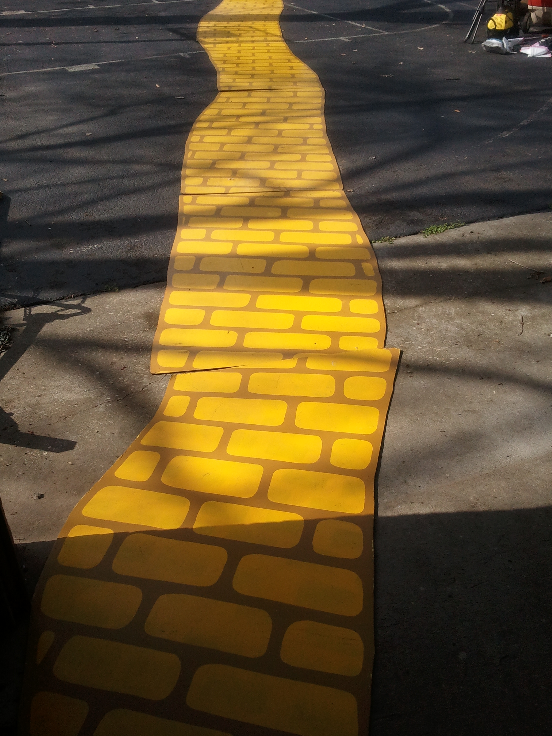 Дорога из желтого кирпича отзывы. Еллоу БРИК роуд. Дорога из жёлтого кирпича изумрудный город. Желтая дорожка изумрудный город. Желтая кирпичная дорожка.